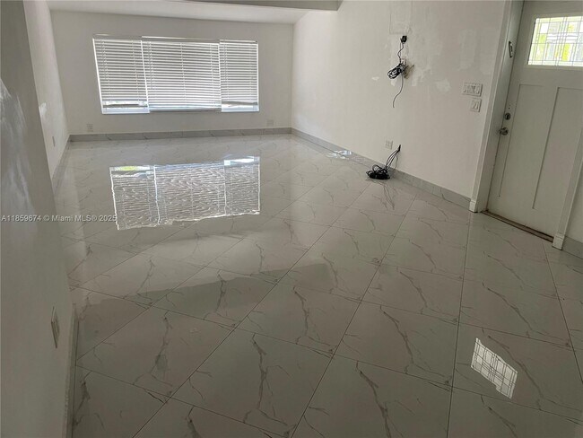 Foto del edificio - 638 SW 10th St