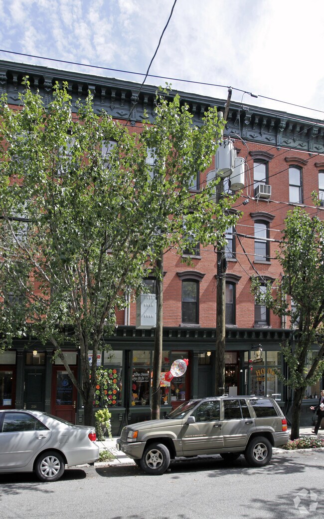 Primary Photo - 208 Washington St
