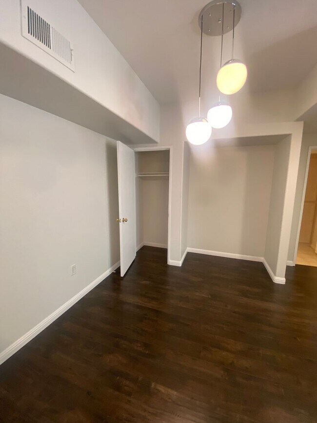 Building Photo - Nice 1 bedroom located on the South Strip at Silverado Ranch