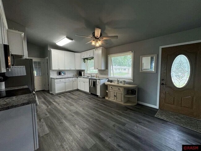 Building Photo - 312 S Circle Dr
