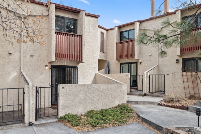 Building Photo - Great 2 bed 2 bath town house centrally lo...