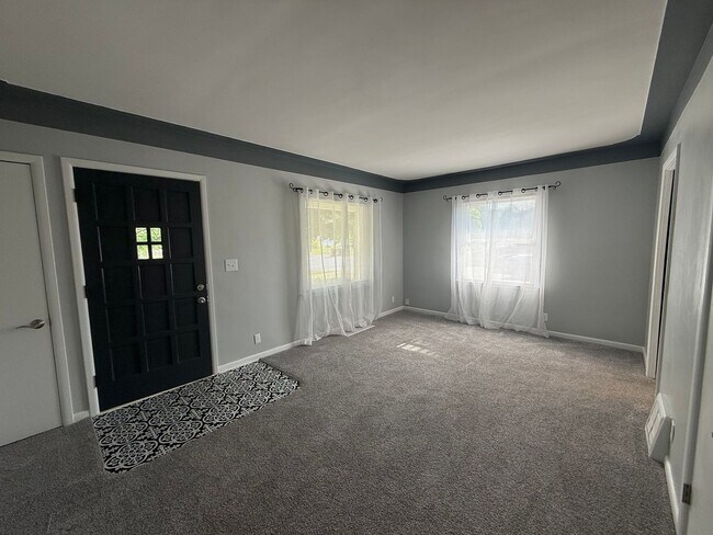 Building Photo - Beautifully Updated 2 Bed, 1 Bath Home for Rent – Great Location Near US-131