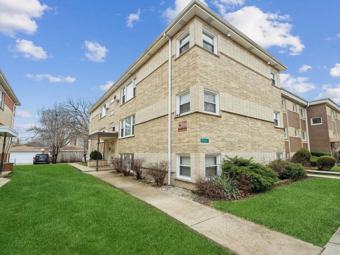 Primary Photo - 2245 Des Plaines Ave