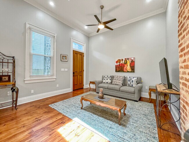 Foto del edificio - Well-Kept 2-Bedroom, 1-Bath Home in a Desi...