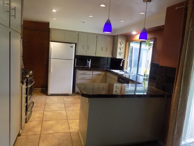 Foto del edificio - Beautiful Three Bedroom Home With Additional Space