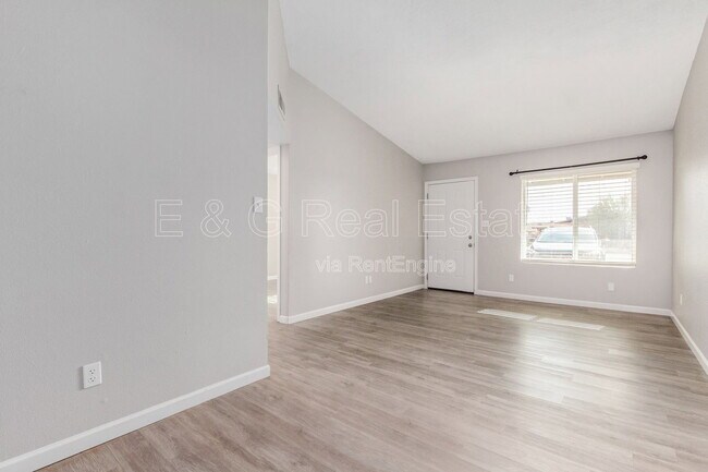 Foto del edificio - 4530 E Camino Cir