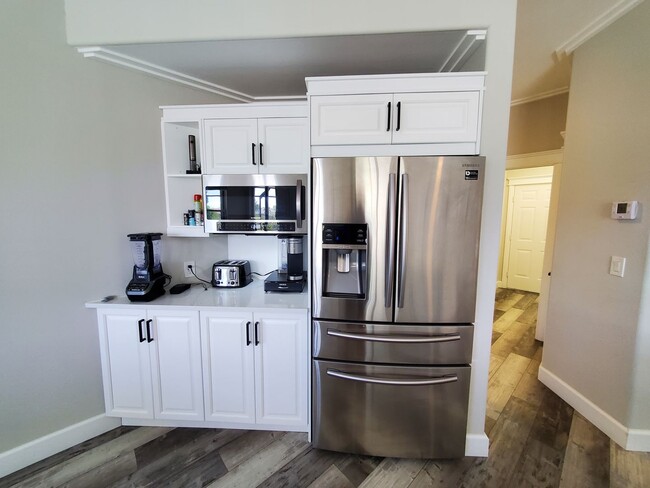 Building Photo - Fully-Furnished, 6-7 Month Lease Option