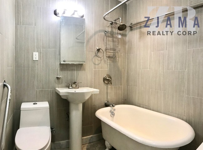 Foto del edificio - 988 Park Pl