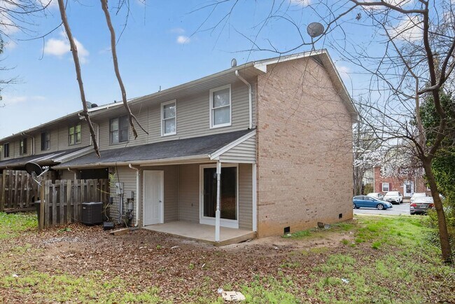 Foto del edificio - 2 Bedroom 2.5 Bath End Unit Townhouse in Fredericksburg