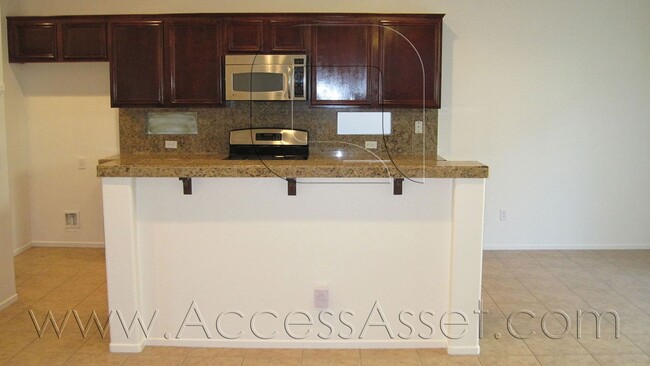 Building Photo - Spacious 4 Bed/2.5 Bath Condo In The Desir...