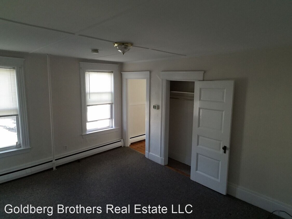 Primary Photo - 32 Railroad Ave