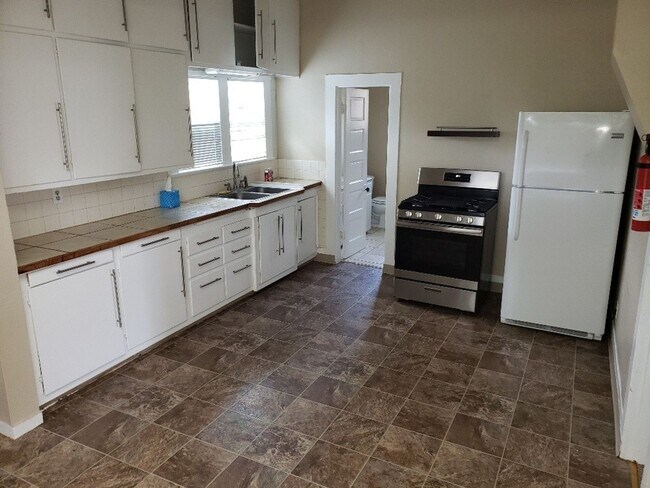 Building Photo - Darling 2 Bedroom Home with Large Bonus Ro...