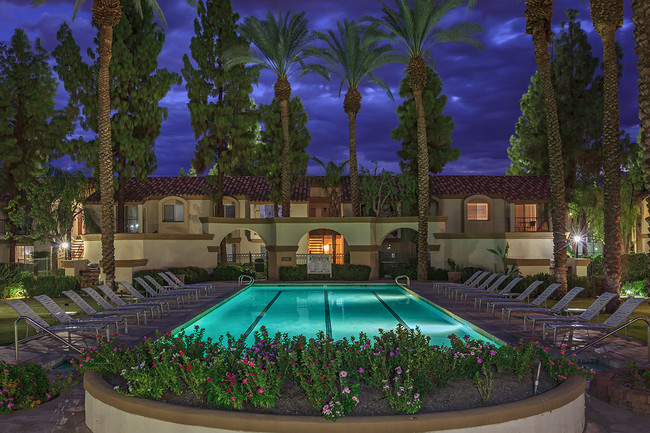 Foto del edificio - The Regent Palm Desert Apartment Homes