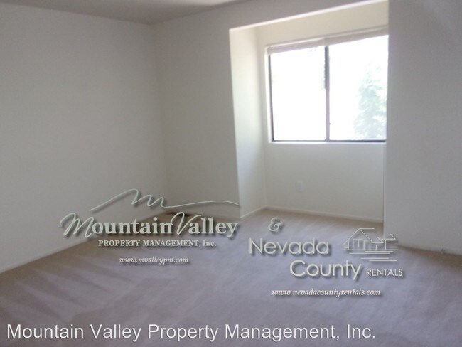 Building Photo - 1302-1304 Oak Ridge Dr