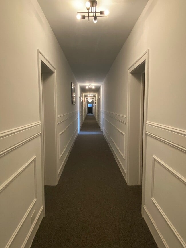 Building Photo - 1525 W Estes Ave