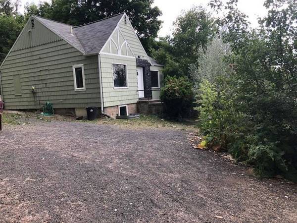 Big yard, off street parkings - 940 NE Maple St