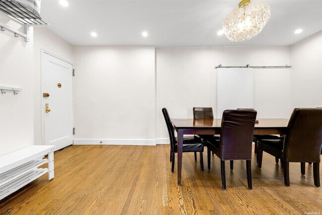 Foto del edificio - 110-34 73rd Rd