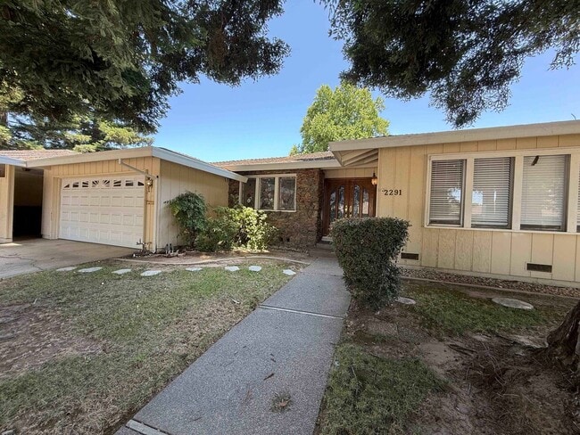 Building Photo - University Ave 3 Bedroom