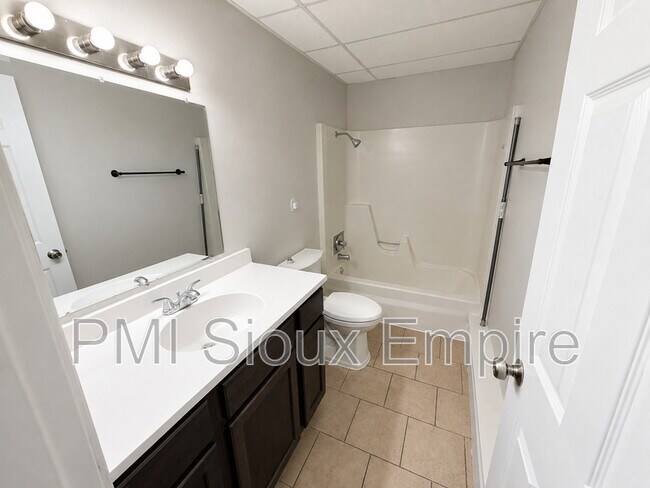 Foto del edificio - 705 W 18th St