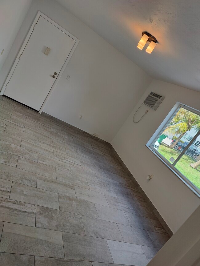Foto del edificio - 7839 N Bayshore Dr