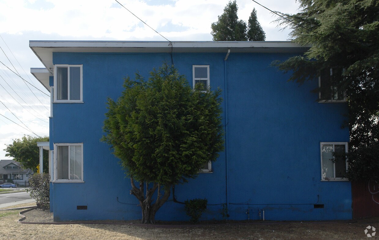 Building Photo - 8901-8907 Plymouth St
