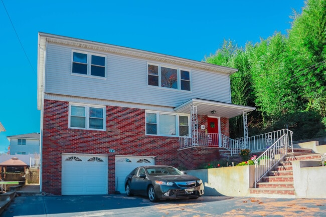 Building Photo - 331 Rossiter Ave