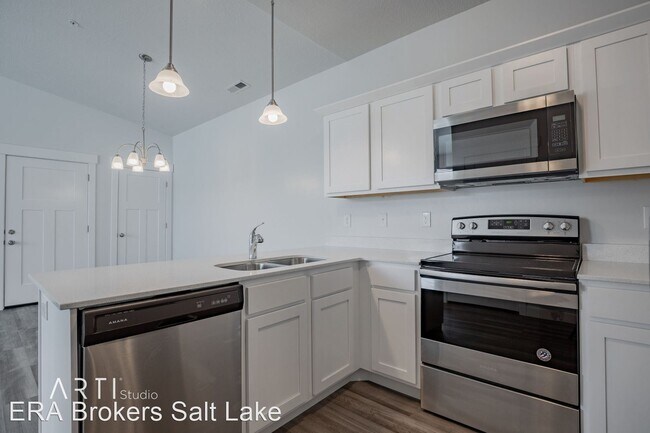 Building Photo - 3 br, 2 bath House - 1834 W Newcastle Ln E303