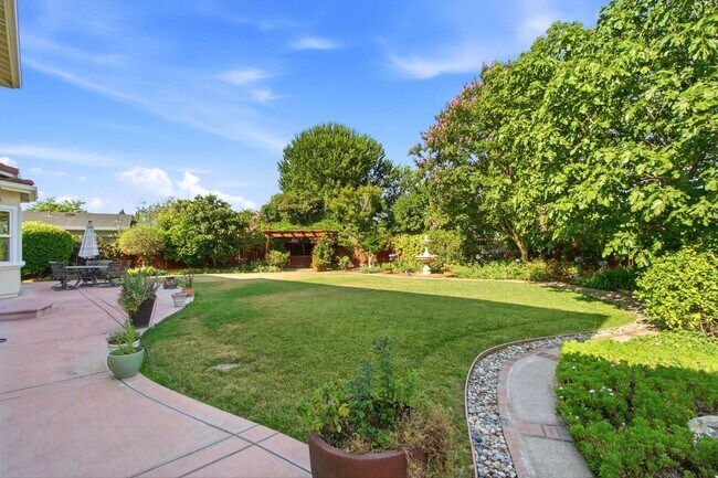 Foto del edificio - Stunning 5-Bedroom Sunnyvale Home
