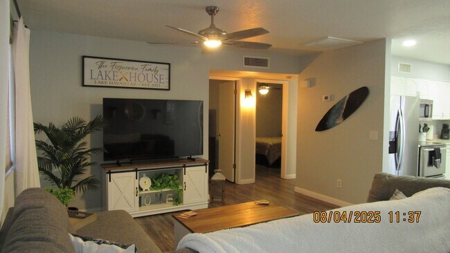 Foto del edificio - 2 Bedroom 2 bathroom Boat Deep Furnished Home