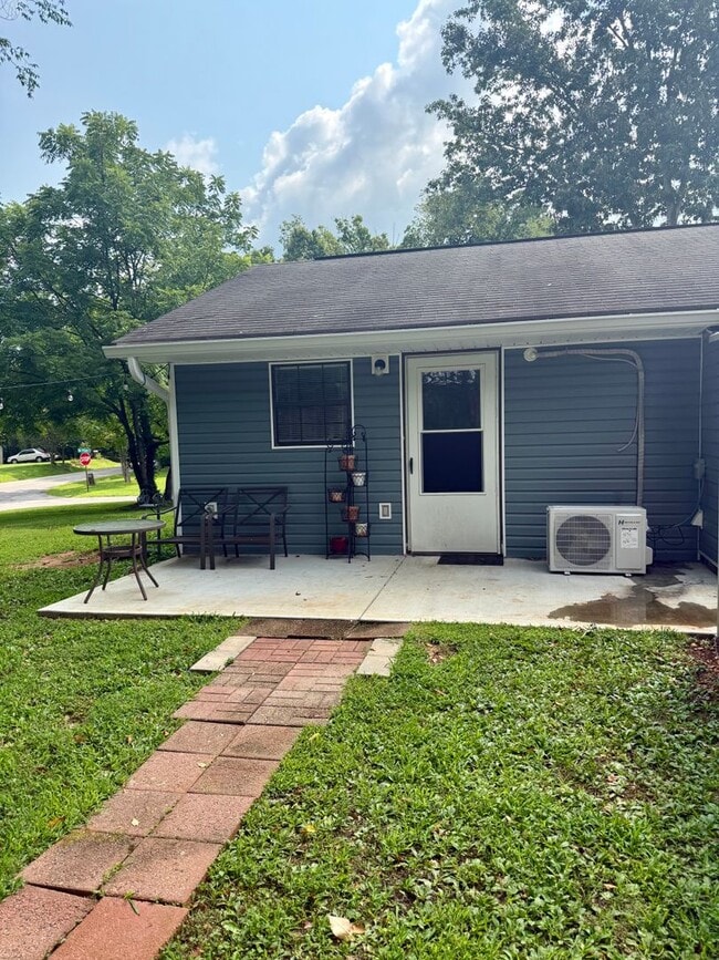 Building Photo - Maryville 37803 - Available September 1st! Charming 1-bedroom, 1-bath Duplex for rent in Blount C...