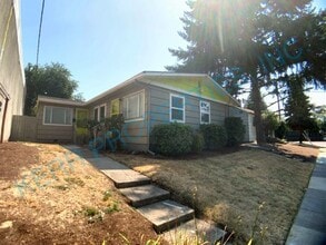 Building Photo - 2920 SE 16th Ave