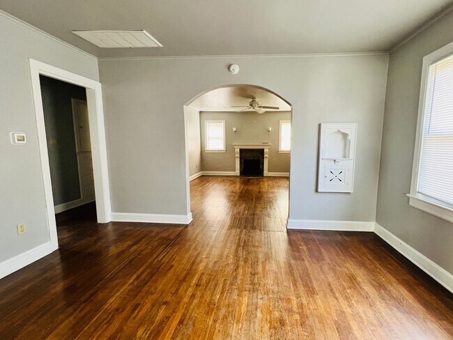 Building Photo - Nice 3 Bedroom 1 Bathroom Home With Detach...