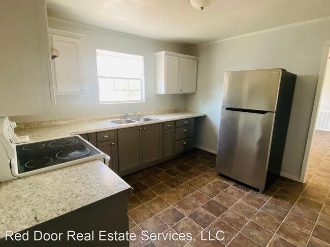 Building Photo - 3 br, 2 bath House - 606 Continental Dr.