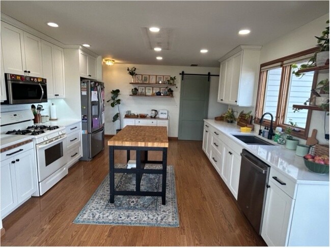 Foto del edificio - 5833 N Clear Creek Rd