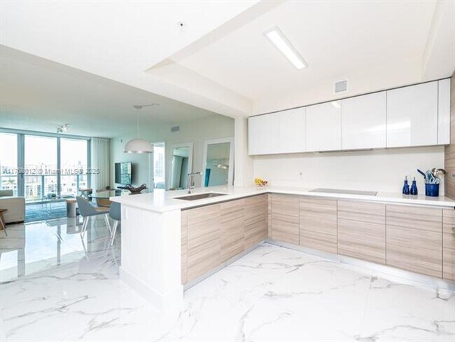 Foto del edificio - 300 Sunny Isles Blvd