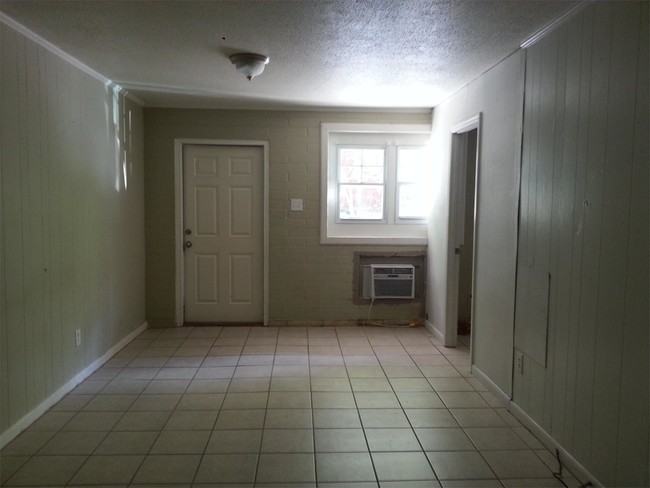 Building Photo - Avenue E Apartments - A09