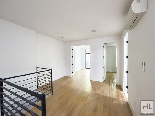 Building Photo - PUTNAM AVENUE / Spacious 2-Bed 1/5 Bath Du...