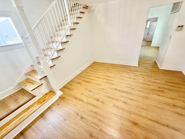 Building Photo - ***RENT READY~4 Bed RENOVATED 2 story house/w/ downstairs bedroom/Granite countertops