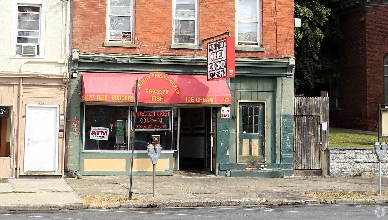 street level - 472 Broadway