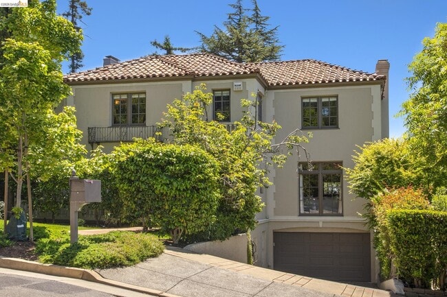 Building Photo - 15 Selborne Dr