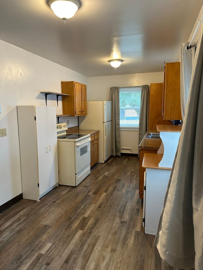 Building Photo - 3 Bed/ 1 Bath Centrally Located House