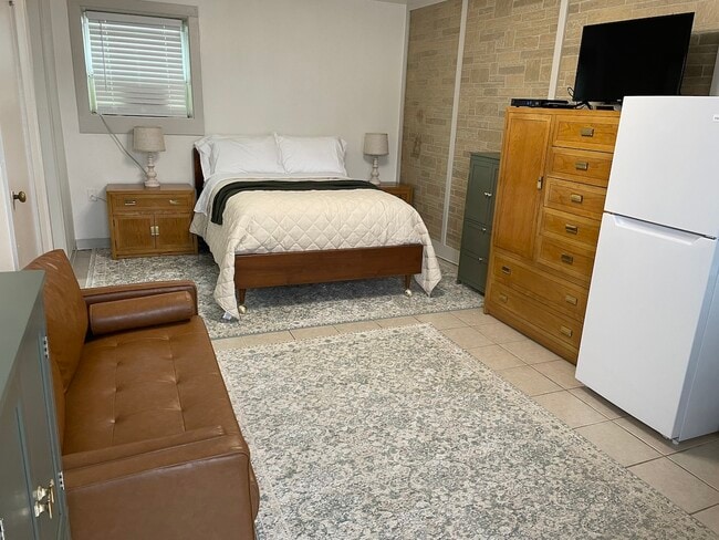 Building Photo - 107 Elyria St