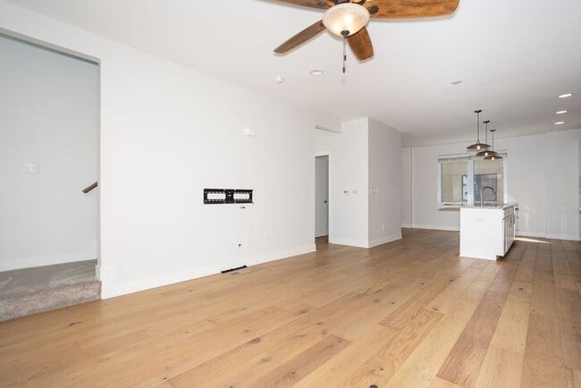 Foto del edificio - 2 Bedroom Townhome in Chatham Arch