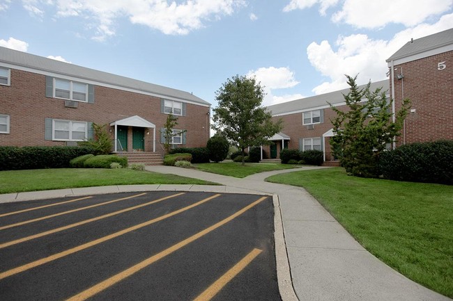 Building Photo - HOLMDEL POINTE