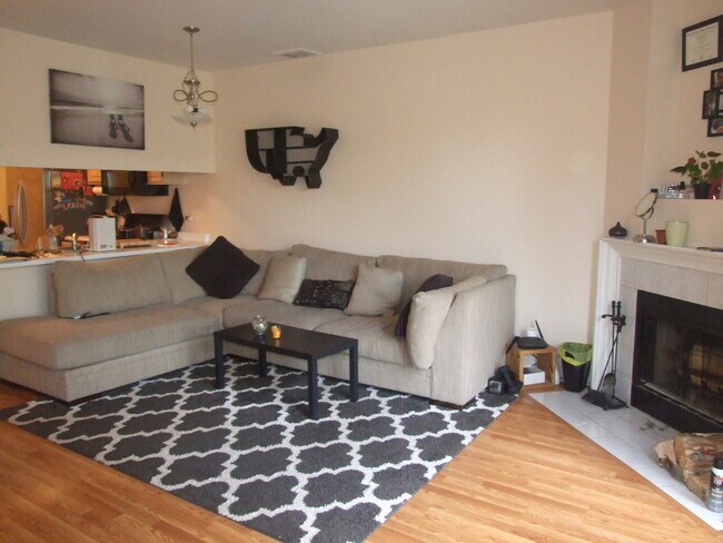 Building Photo - 665 Woodhaven Dr