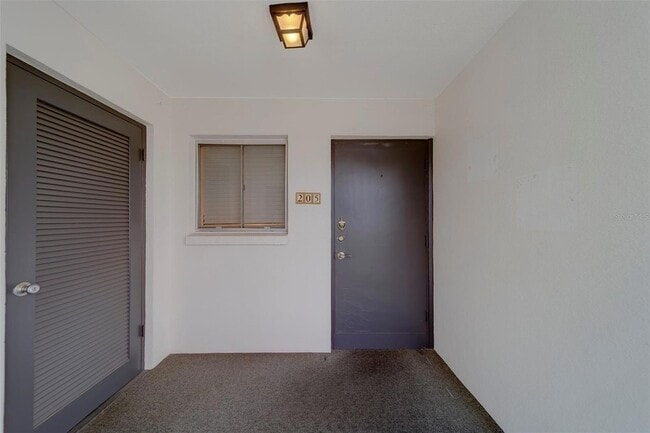 Building Photo - 2944 W Bay Dr
