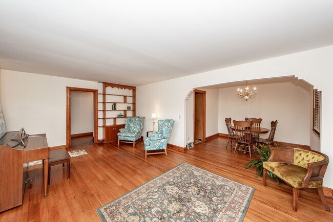 Building Photo - 3 Bedroom Classic Summerville Home!