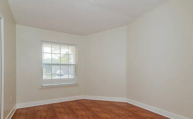 Foto del edificio - 2732 Woodsdale Dr