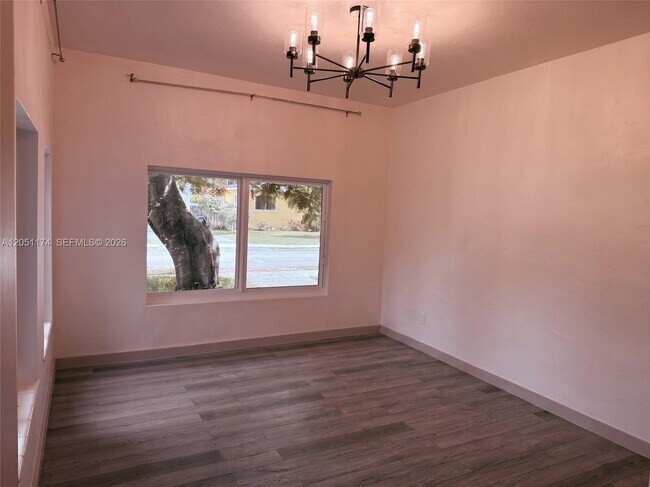 Foto del edificio - 545 NE 111th St