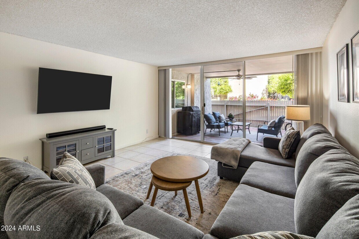 Foto principal - 7625 Camelback Rd